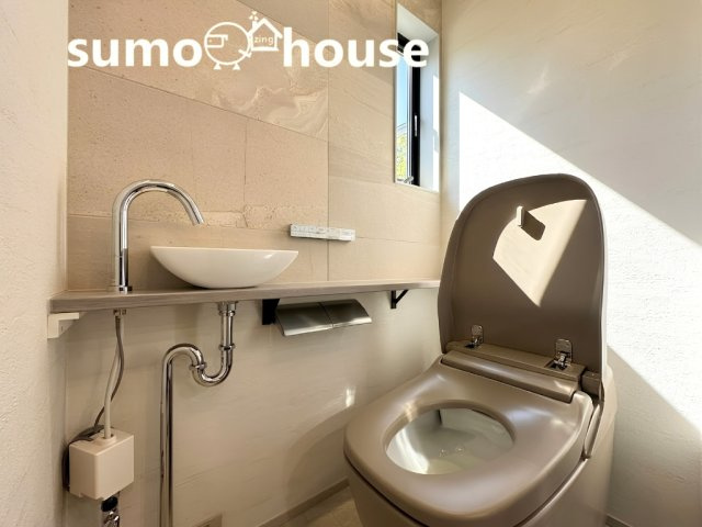 創作住宅　青木町のトイレ|落ち着いた色調のトイレです