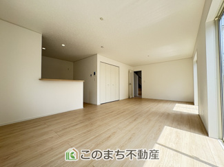 【居間・リビング】 | CRADLE GARDEN古河市諸川第9　2 | 窓が多く明るいリビングスペース☆ご家族の団らんを明るい日差しがが照らします☆