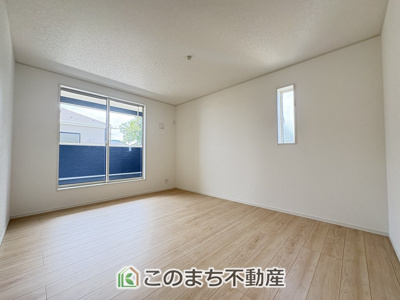 【洋室】 | CRADLE GARDEN古河市諸川第9　2 | 窓が多く明るい室内が好印象☆