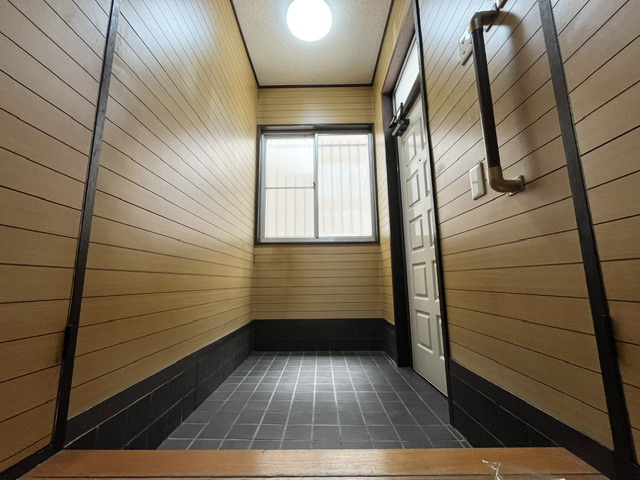 河内長野市西之山町戸建の玄関