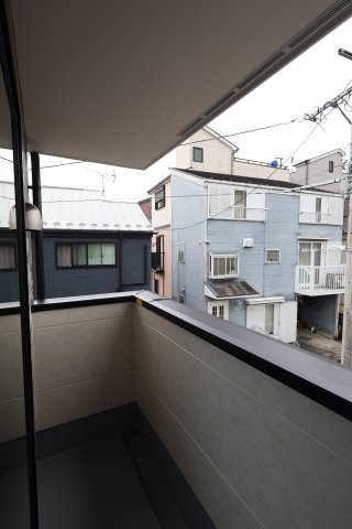 《仲介手数料無料》富士見市関沢２丁目14-33新築一戸建てKEIAI GRACEのバルコニー| 5.9帖のお部屋のバルコニーには屋根が付いています。