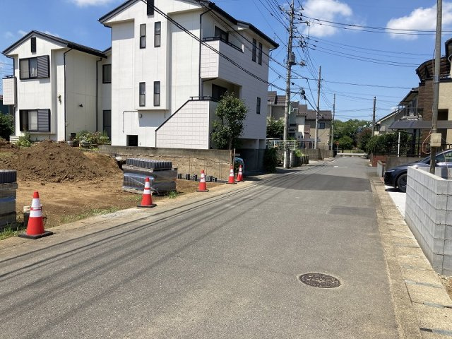 伊奈町寿３丁目　全５区画売地の前面道路含む現地写真|前面６ｍ道路で余裕があります♪