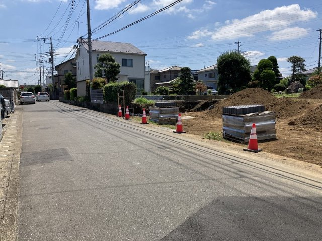 伊奈町寿３丁目　全５区画売地の前面道路含む現地写真