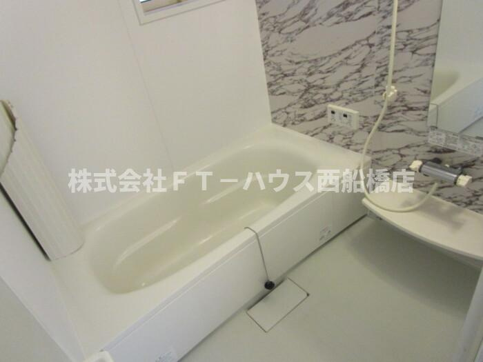 ディアコート Ｍの浴室|追い焚き給湯機能付き浴室（小窓付）