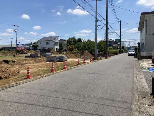 伊奈町寿３丁目　全５区画売地の前面道路含む現地写真|前面道路幅６ｍで余裕があります