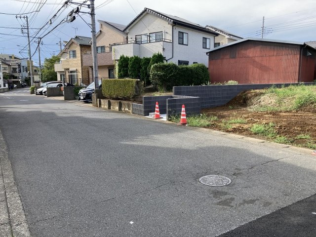 伊奈町寿３丁目　全５区画売地の前面道路含む現地写真|前面道路幅６ｍで余裕があります