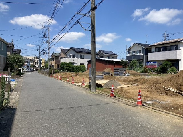 伊奈町寿３丁目　全５区画売地の前面道路含む現地写真