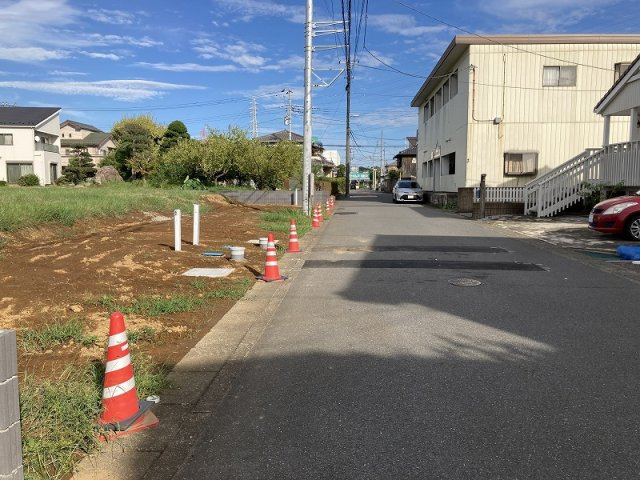 伊奈町寿３丁目　全５区画売地の前面道路含む現地写真