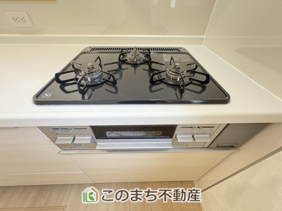 【キッチン】 | CRADLE GARDEN古河市諸川第9　3 | 3口ビルトインコンロで同時調理可能☆時短家事につながりますね☆