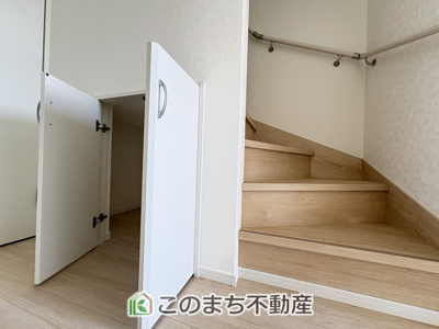 【収納】 | CRADLE GARDEN古河市諸川第9　3 | 清掃用具等の収納に便利な階段下収納庫がございます☆