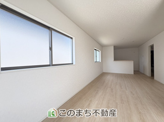 【居間・リビング】 | CRADLE GARDEN古河市諸川第9　3 | 窓が多く明るいリビングスペース☆ご家族の団らんを明るい日差しがが照らします☆