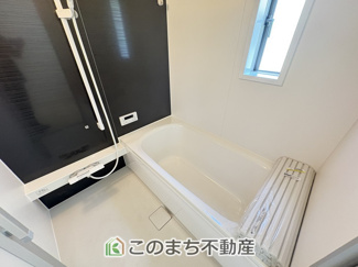 【浴室】 | CRADLE GARDEN古河市諸川第9　3 | お風呂は足を延ばしてゆったり入浴できる広々1坪タイプ☆

ばして入浴できる広々とした1坪タイプのお風呂☆


