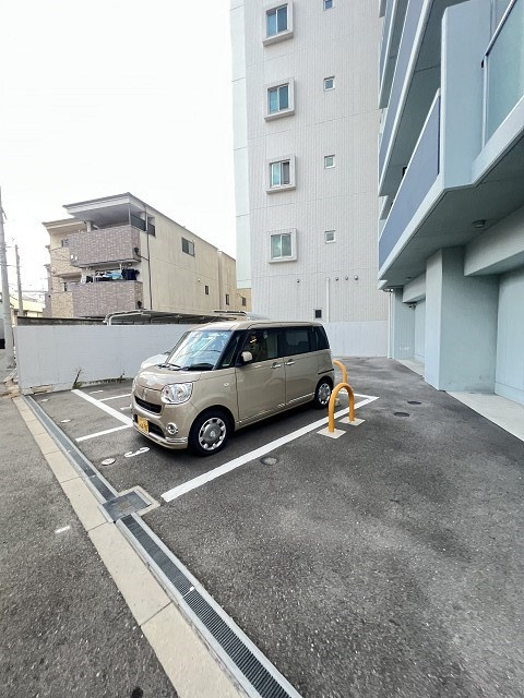 アール大阪リュクスの駐車場
