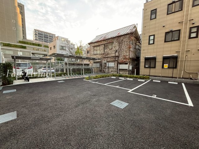 ラティエラ四谷の駐車場