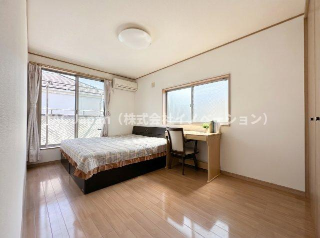 古千谷本町の良邸の洋室|【Room 1】
キングサイズのベッドを配しても余裕が感じられる南向きの明るい主寝室（約7.25帖）。バルコニーと大きなクローゼットが魅力です。