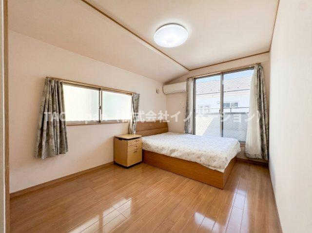 古千谷本町の良邸の洋室|【Room 2】
バルコニーに面し朝日がふんだんに注ぐ約6.25帖の洋室には衣装ケースや段ボールのままでも荷物を入れられる大きなウォークインクローゼットを完備しています。