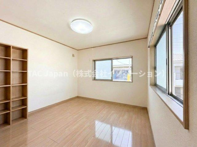 古千谷本町の良邸の洋室|【Room 3】
朝日が注ぎ道路を望むロケーションが魅力の洋室（約6.13帖）。全てのお部屋が2面採光と収納完備ですので広さを問わず快適にお過ごしいただけます。