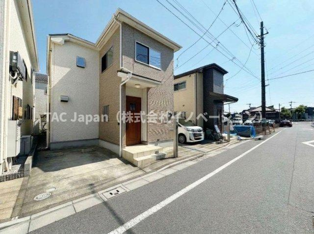 古千谷本町の良邸の前面道路含む現地写真|【カースペース】
大きな車でも余裕で停められる約5m×約2.7mのカースペース。交通量の少ない幅約7.4mの道路に面していますので車の運転が苦手な方でも落ち着いて出し入れ可能です。