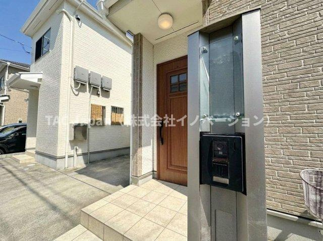 古千谷本町の良邸の玄関|リビングから来訪者の確認ができる「カラーモニター付インターホン」や便利な「カードキー」を備え防犯効果の高いる古千谷本町の良邸。緑豊かで落ち着いた住環境に見合う魅力的な佇まいです。