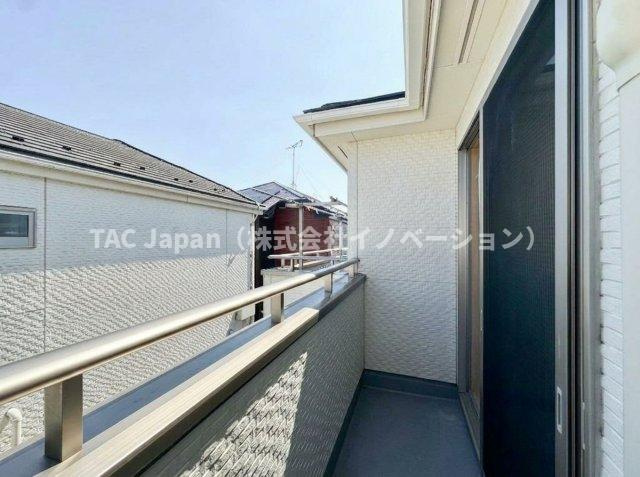 古千谷本町の良邸のバルコニー|【Balcony】
不思議と空が近く感じられる南向きワイドバルコニー。2部屋に面していますのでにぎやかなご家族様でもお洗濯には困りません。