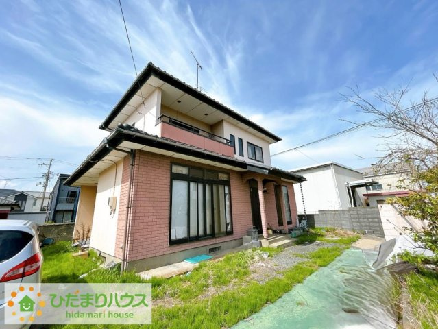 いわき市小名浜字吹松　中古戸建の外観|カースペース２台ＯＫ！前面道路も幅が広いため車庫入れも安心です(^^)/