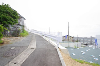 【前面道路含む現地写真】 | 【仲介手数料無料】川崎市麻生区千代ヶ丘8丁目　売地（全10区画）No.5区画　3280万円 | 西側道路。右が1区画