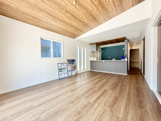 泉南市男里７丁目　新築戸建の居間・リビング