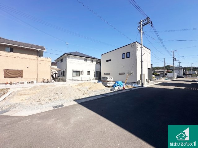 高砂市阿弥陀町北池　第2期　新築一戸建ての前面道路含む現地写真|周辺は閑静な住宅街！前面道路広々で車の出し入れも便利です。駐車が苦手な方でも安心して車庫入れできます！