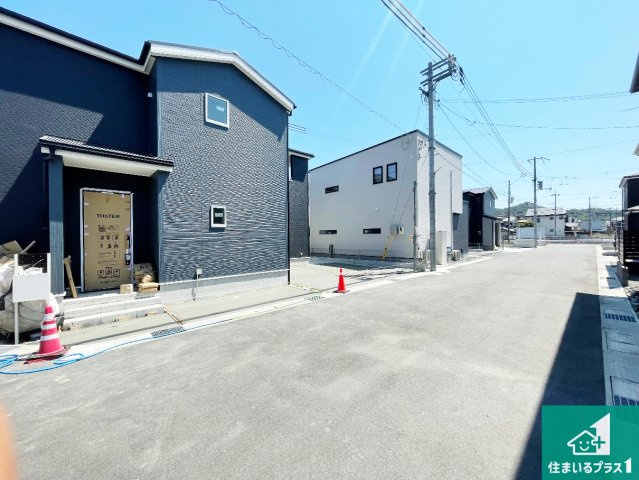 高砂市阿弥陀町北池　第2期　新築一戸建ての前面道路含む現地写真|周辺は閑静な住宅街！前面道路広々で車の出し入れも便利です。駐車が苦手な方でも安心して車庫入れできます！