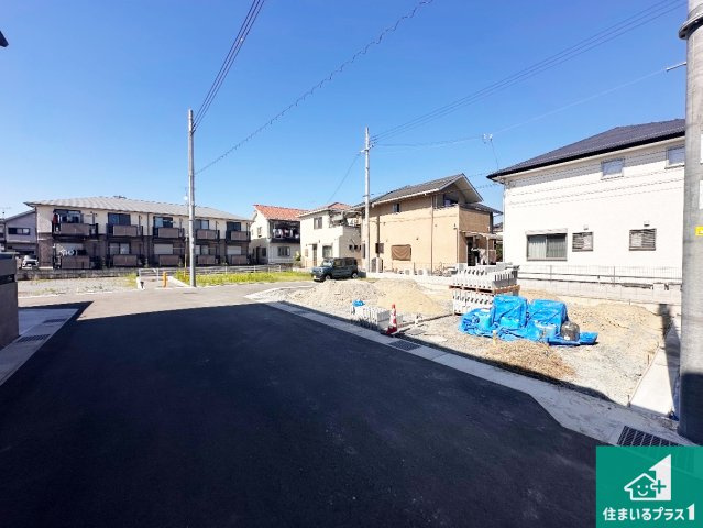 高砂市阿弥陀町北池　第2期　新築一戸建ての前面道路含む現地写真|周辺は閑静な住宅街！前面道路広々で車の出し入れも便利です。駐車が苦手な方でも安心して車庫入れできます！