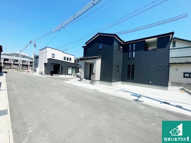 高砂市阿弥陀町北池　第2期　新築一戸建ての前面道路含む現地写真|周辺は閑静な住宅街！前面道路広々で車の出し入れも便利です。駐車が苦手な方でも安心して車庫入れできます！