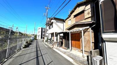 【前面道路含む現地写真】 | 茨木市上中条2丁目　戸建て | ■6.4ｍの間口の広い整形地です！■土地面積62.93平米（約19.03坪)■2路線2駅利用可能■人気の養精中学校のエリアです！■空家ですので気兼ねなく内覧可能です。
