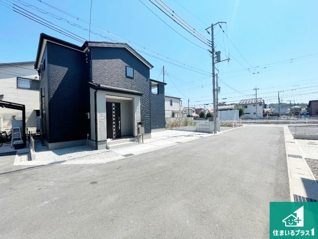 高砂市阿弥陀町北池　第2期　新築一戸建ての前面道路含む現地写真|周辺は閑静な住宅街！前面道路広々で車の出し入れも便利です。駐車が苦手な方でも安心して車庫入れできます！