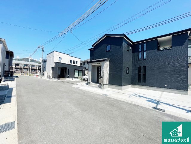 高砂市阿弥陀町北池　第2期　新築一戸建ての前面道路含む現地写真|周辺は閑静な住宅街！前面道路広々で車の出し入れも便利です。駐車が苦手な方でも安心して車庫入れできます！