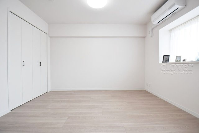 【子供部屋】 | サンレイ浅草 | 洋室2　窓から明るい光が差し込む洋室。ベッドを置いて個人居室にする場合は、多くの時間を過ごすことになる空間です。使い勝手や落ち着きを想像してください。～即日のご見学可能～　お問合せはお気軽にどうぞ。
