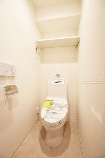 【トイレ】 | サンレイ浅草 | 上部に収納を備えたトイレです。自宅の中でも最もプライベートな空間だからこそ、ほしい「落ち着き」がここにあります。～即日のご見学可能～　お問合せはお気軽にどうぞ。
