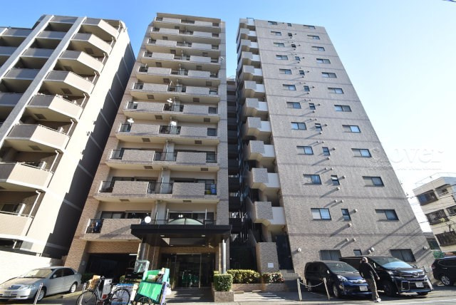 【外観】 | サンレイ浅草 | 青空によく映える建物です。手入れの行き届いた外壁やマンション正面エントランスなど、綺麗な姿をぜひ一度、現地にてご覧ください。～即日のご見学可能～　お問合せはお気軽にどうぞ。
