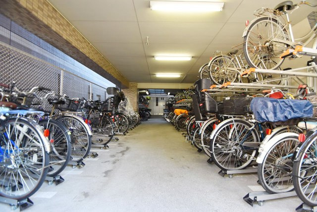 【駐輪場】 | サンレイ浅草 | 自転車置き場。マンションの共用部にあたります。空きの有無や駐輪料金、各戸の台数制限などについては、改めてお問い合わせください。～即日のご見学可能～　お問合せはお気軽にどうぞ。
