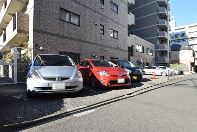 【駐車場】 | サンレイ浅草 | マンションの駐車場スペース。空きの有無や駐車料金、サイズ規定などについては、改めてお問い合わせください。～即日のご見学可能～　お問合せはお気軽にどうぞ。
