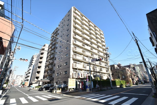 【外観】 | サンレイ浅草 | 手入れの行き届いた外壁やエントランスなど、「見ればわかる」レベルで清潔感を保ったマンションです。築年数を感じさせない姿で皆様をお出迎えします。～即日のご見学可能～　お問合せはお気軽にどうぞ。
