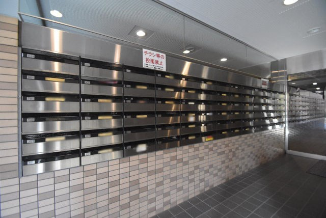 【設備】 | サンレイ浅草 | 郵便物を受け入れる住民共用のポスト。「集合ポスト」とも呼びます。ここもまた、マンションの「顔」のひとつです。～即日のご見学可能～　お問合せはお気軽にどうぞ。
