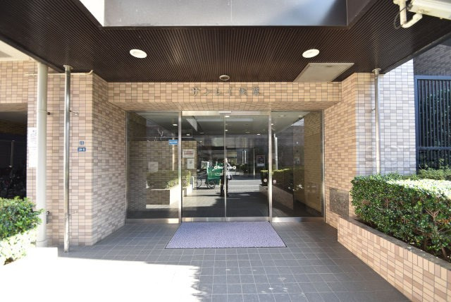 【エントランス】 | サンレイ浅草 | お客様を、そして住人を出迎えてくれるマンションのエントランス。ゴミが落ちていないことからも、管理状態の良さや住民の節度の高さが見て取れます。～即日のご見学可能～　お問合せはお気軽にどうぞ。
