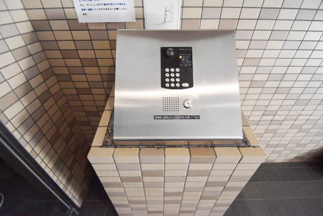 【防犯設備】 | サンレイ浅草 | 部外者の出入りを規制するオートロックの操作盤。「マンションに欲しいセキュリティ」の筆頭格です。これがあるだけで、安心感はひときわ増します。～即日のご見学可能～　お問合せはお気軽にどうぞ。
