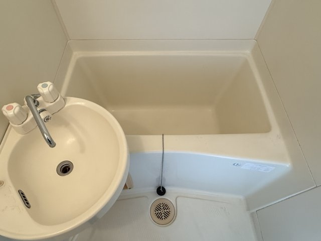 ロイヤルハイツ山之内の浴室