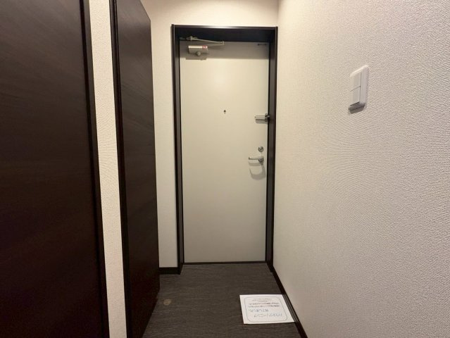 ラージヒル長瀬EASTの玄関