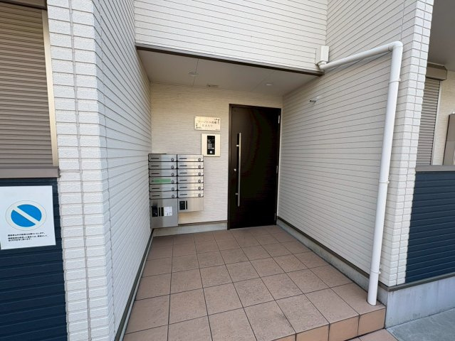 ラージヒル長瀬EASTのエントランス