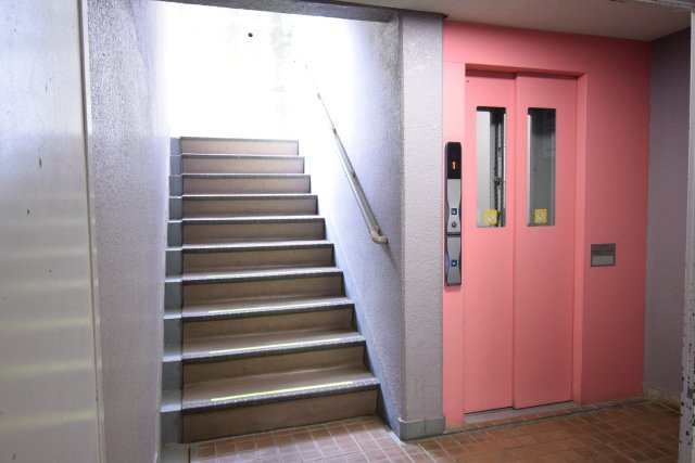 シャルマンコーポ朝霞のその他共用部分|階段、エレベーター