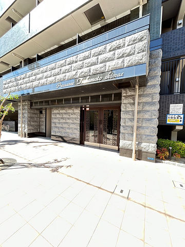 プレサンス塚本駅前のエントランス|建物の内部です