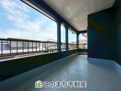 【バルコニー】 | 宇都宮市針ヶ谷1期中古戸建 | 奥行きがあり、洗濯物を干すスペースとして◎急な天候の変化にも慌てず対応することができます。テーブルやイスを配置して、寛ぎのスペースとしてもご利用いただけます。
