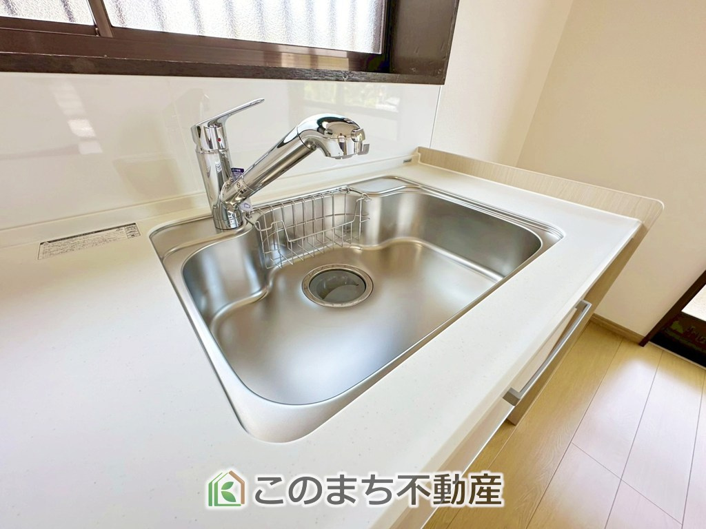 宇都宮市針ヶ谷1期中古戸建の設備|ビルトイン型浄水器を内蔵したキッチン水栓。お米を研いだり、野菜を洗ったりするときなど用途に応じてワンタッチで浄水に切り替えが可能です。カートリッジ式なので、フィルターを簡単に交換する事が出来ます。
